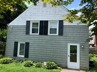 6 Cross Rd, Bayville, NY 11709