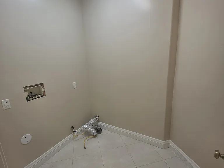 laundry room w/ hookups