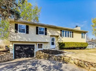 521 Woodland Trl, Sycamore, IL 60178