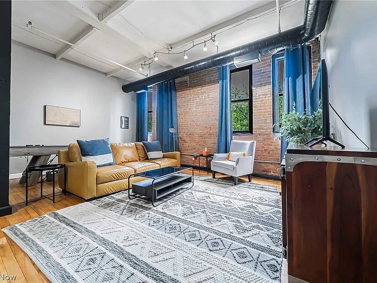 1133 W 9th St #305 — Photo 3