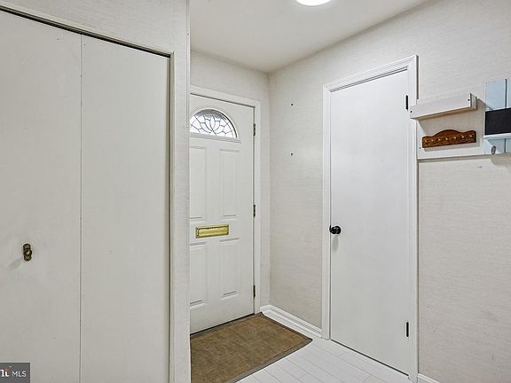 4th image of 32 Oak Shade Rd