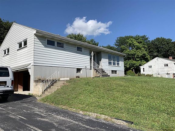 4th image of 14 Garrett Dr