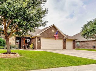 4020 Palomino Dr, Benbrook, TX 76116