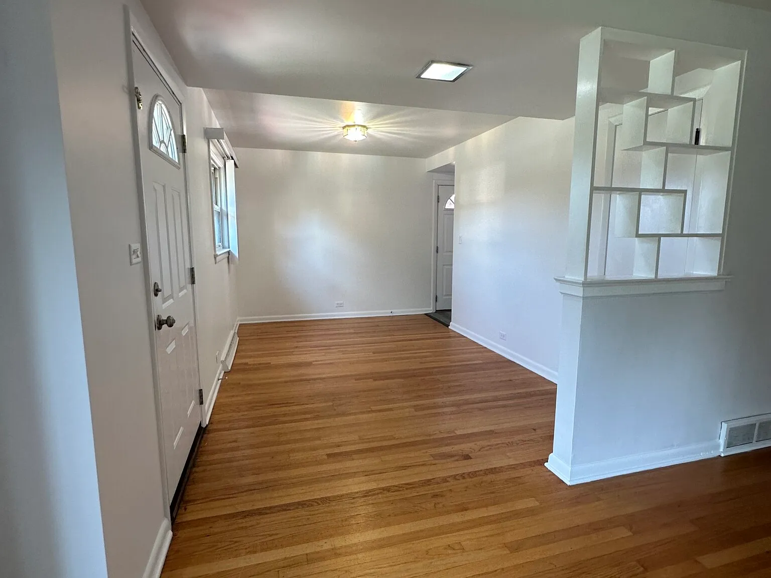 3 bed, 2.0 bath, 2480 sqft, $3,100 — Photo 3