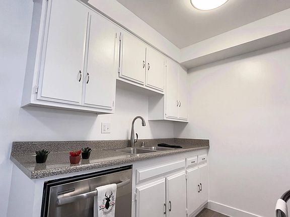 2nd image of 11-5222-5228 Hermitage Ave #11