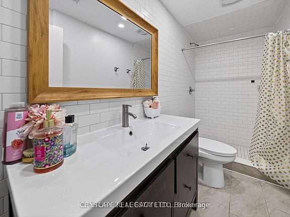 5th image of 33 Andretti Cres #1