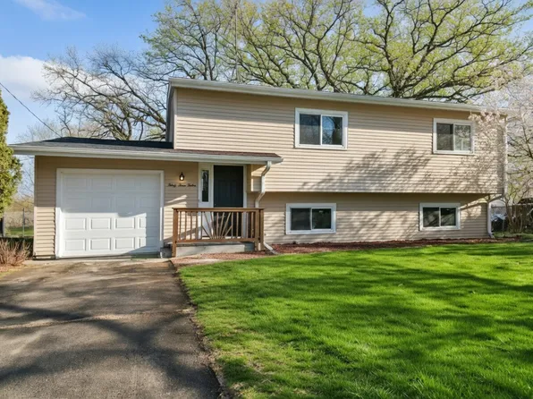 3312 W Lake Shore Dr, Wonder Lake, IL 60097