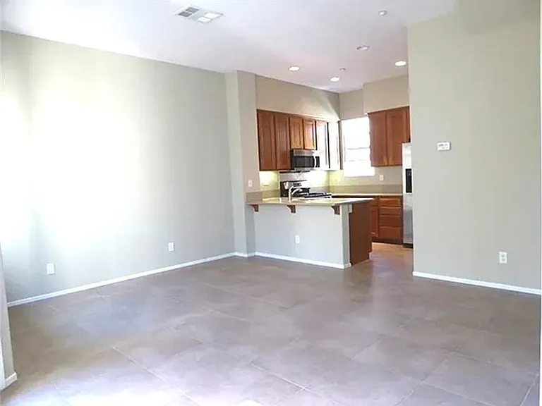 472 Almond Rd — Photo 2