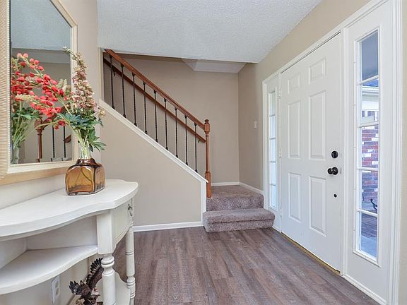 The updated spindles on the stairwell is yet another update to this foyer. The stairwell carpet is young and well-maintained.