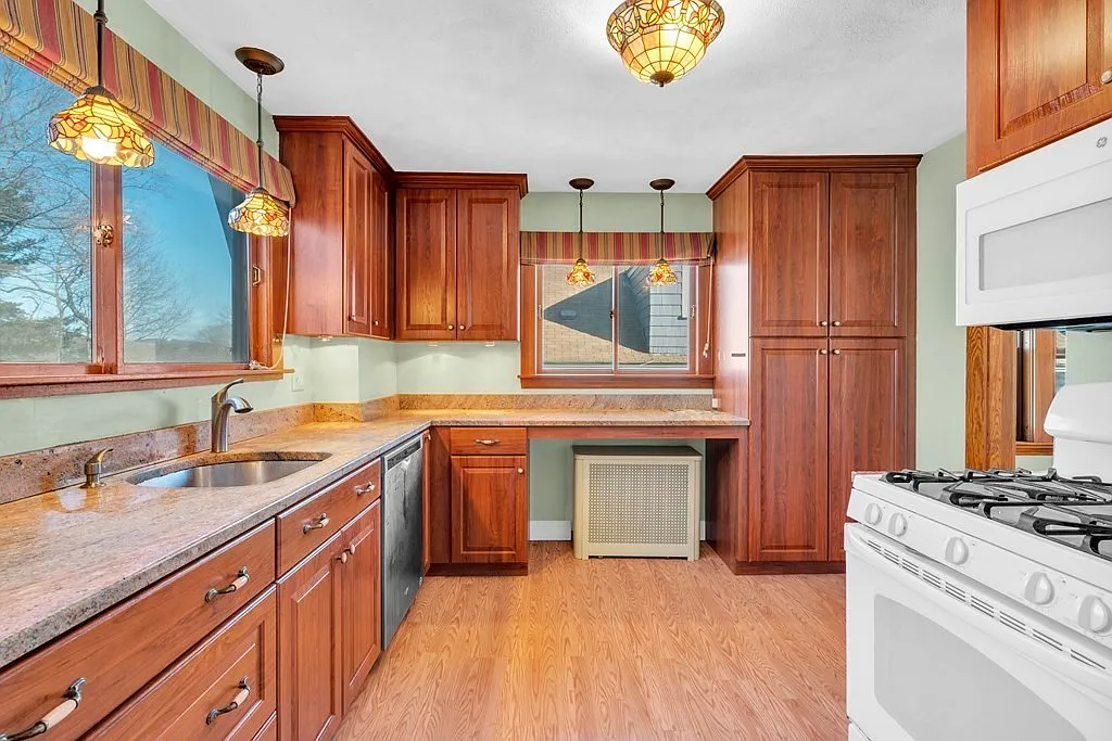 2 bed, 1.0 bath, 2274 sqft, $3,400 — Photo 2