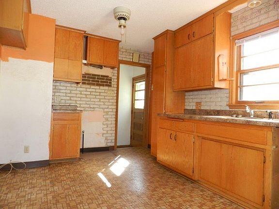 5th image of 2131 Suburban Ave