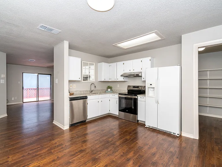 15503 Walnut Creek Dr — Photo 6