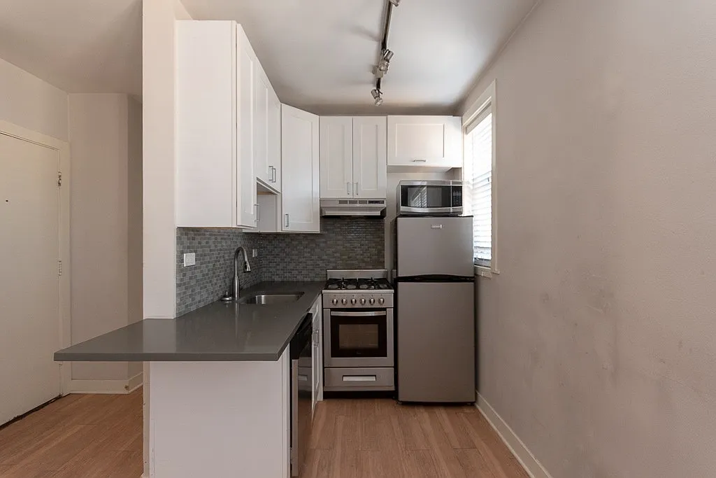 Building Photo - 511 W Belmont Ave #74
