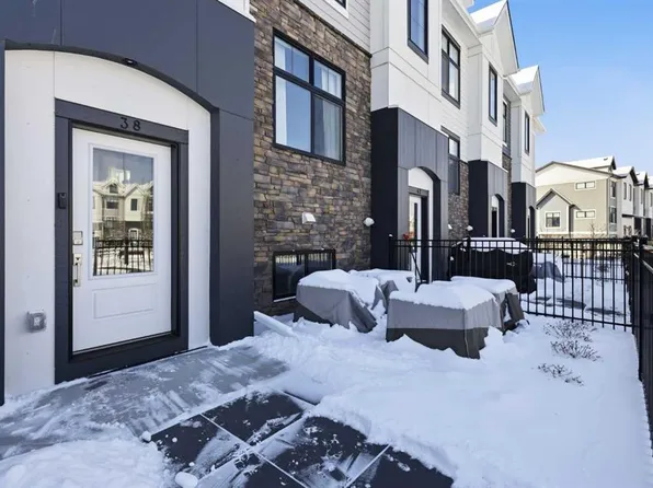 38 N Les Jardins Park SE, Calgary, AB T2C 5V3