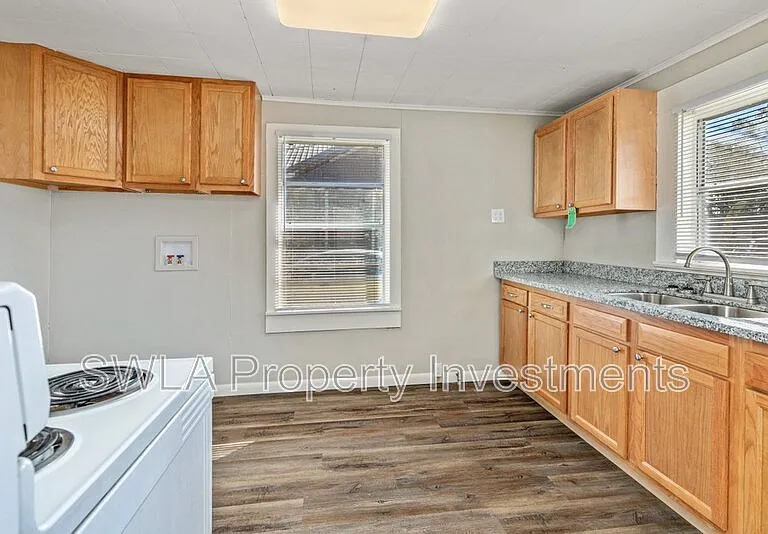 218 E Thomas St — Photo 9