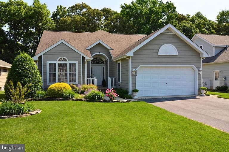 1st image of 229 Lakeside Dr