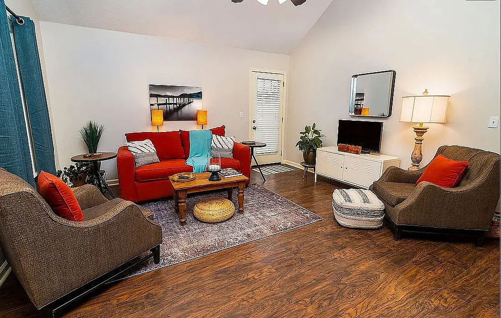 3 bed, 1218 sqft, $1,800 — Photo 2
