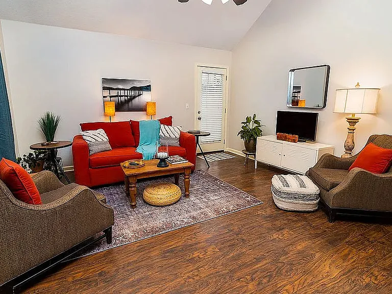 614 Huntington Pl — Photo 2