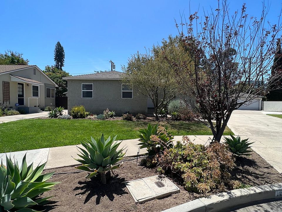 Cute single-family home tucked into the end of the neighborhood with great curb appeal