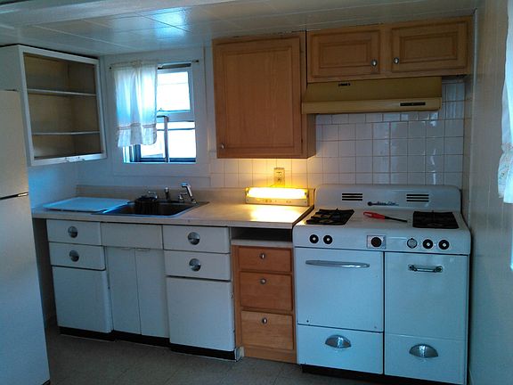kitchen, gas range/oven and hood