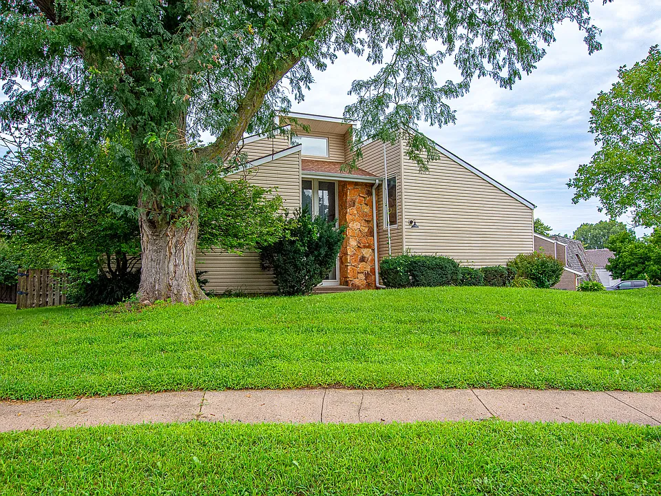 722 S 153rd Cir