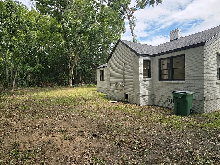 338 S Locust Ave — Photo 23