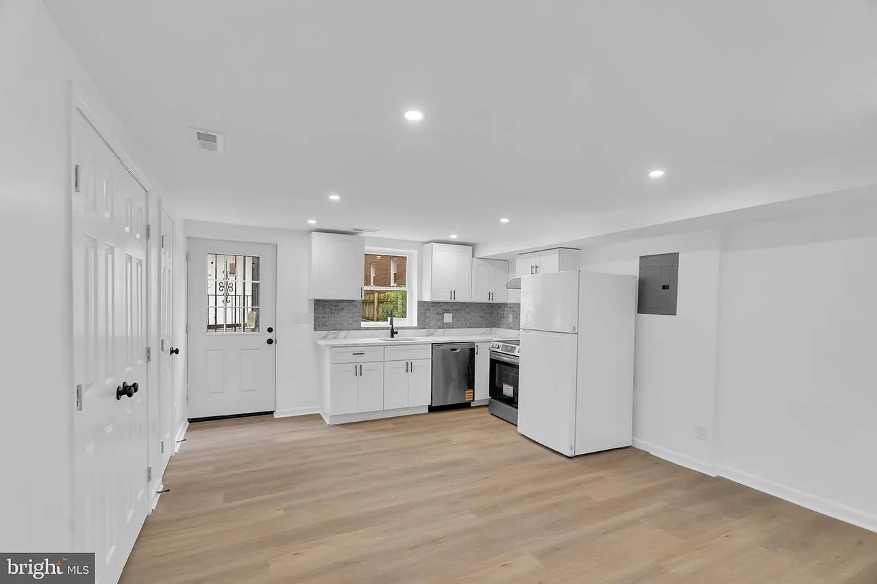 2 bed, 1.5 bath, 2585 sqft, $2,990 — Photo 3