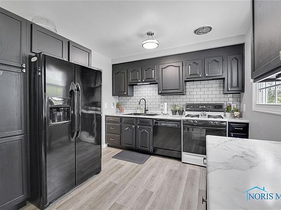 5th image of 2444 Jamestown Dr