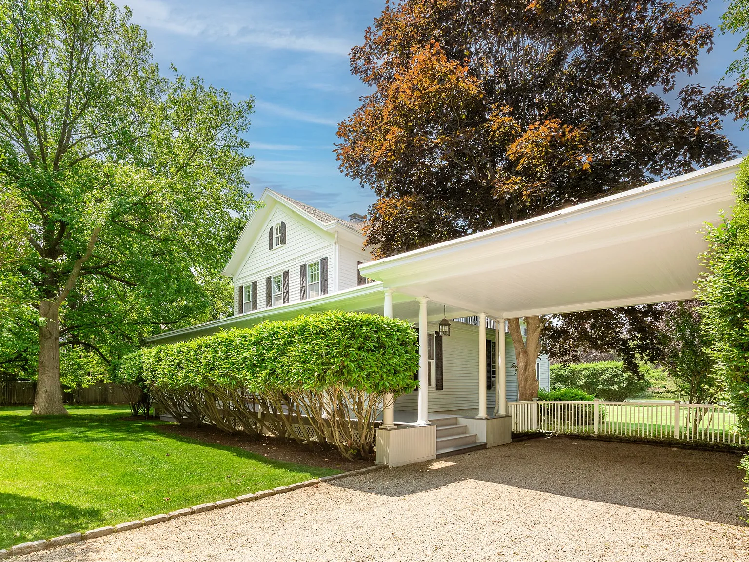 Southampton Village Estate, Guest House + Tennis +Pool — Photo 2