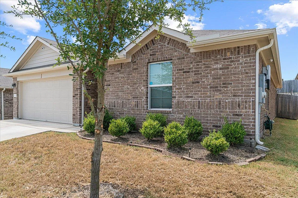 3 bed, 2.0 bath, 1471 sqft, $1,795 — Photo 1
