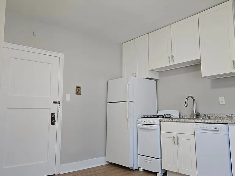 Lower East Side Milwaukee Studio and One bed Apartments- Flexible Lease Terms — Photo 11