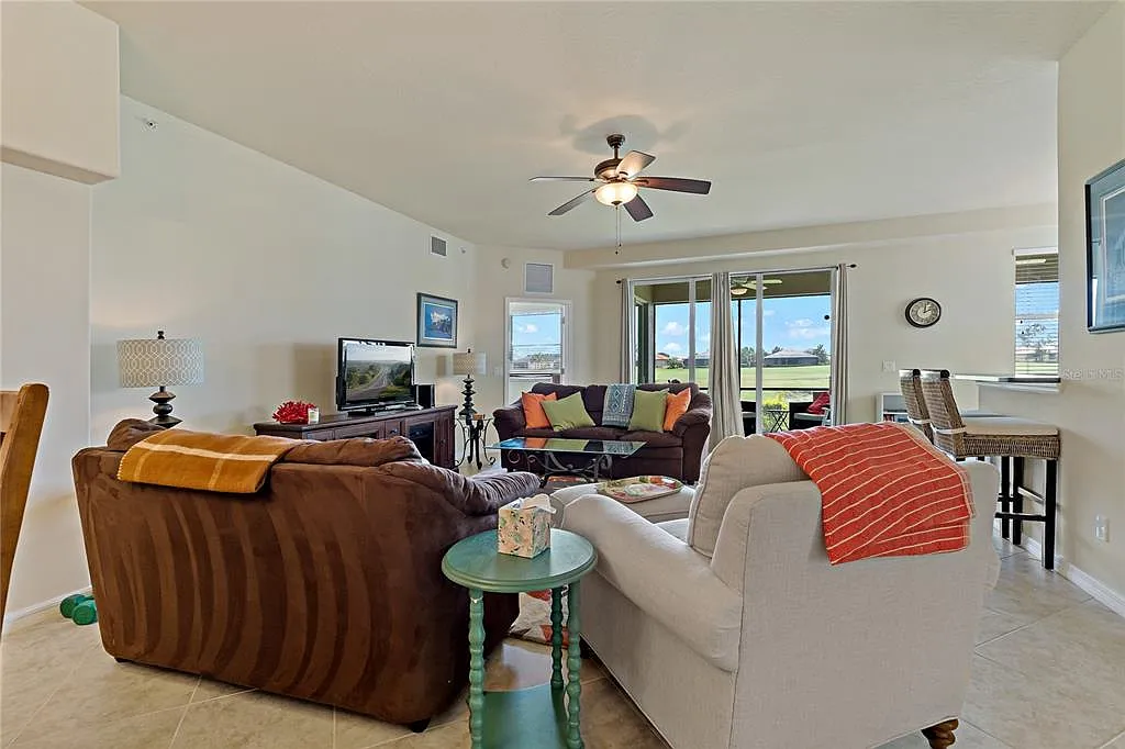3 bed, 2.0 bath, 1786 sqft, $3,200 — Photo 3