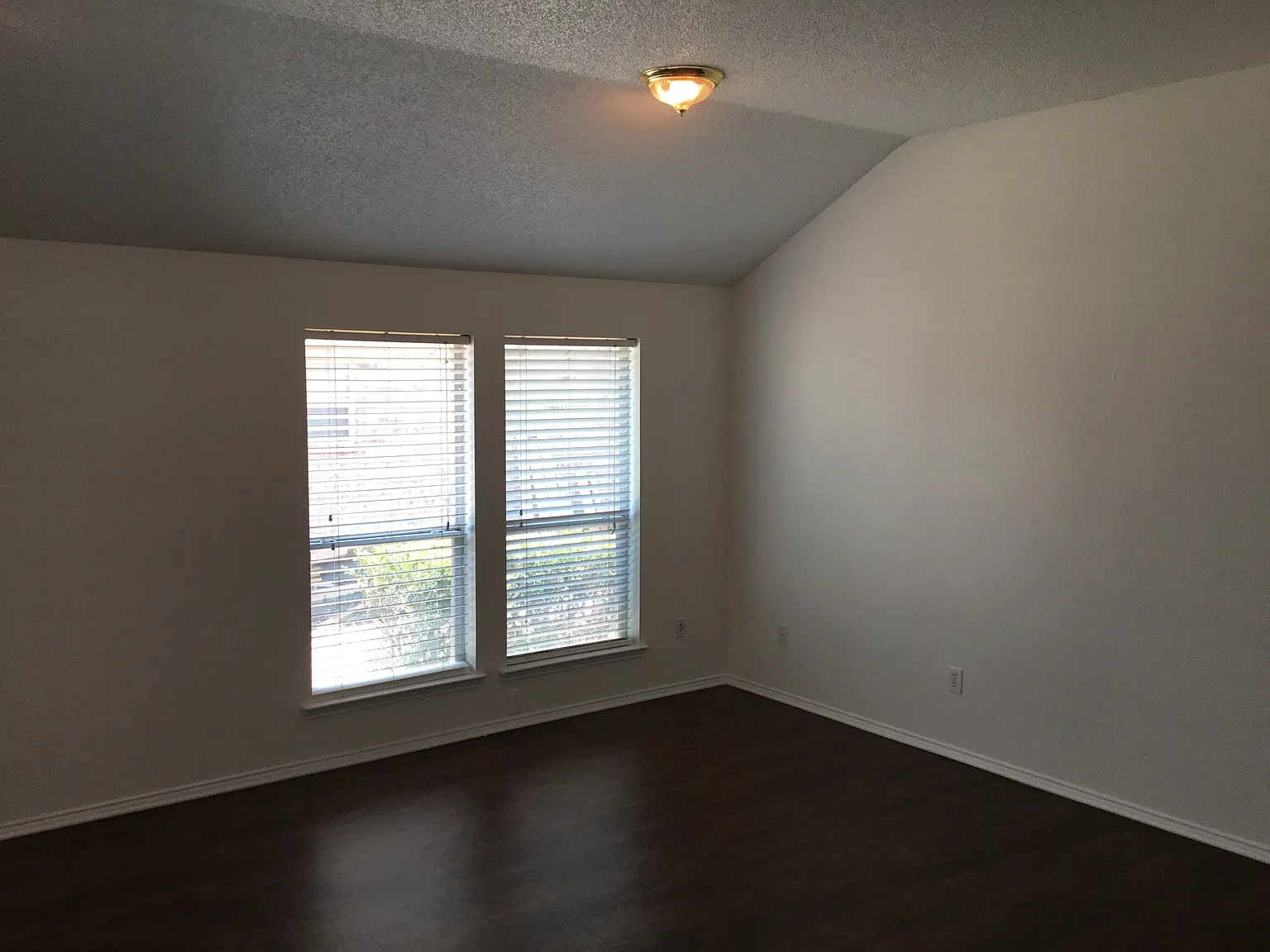 3 bed, 2.0 bath, 1928 sqft, $2,165 — Photo 4