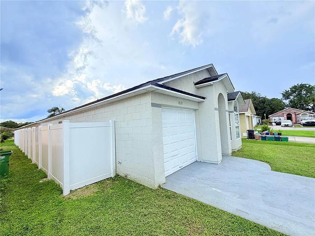 3 bed, 2.0 bath, 1099 sqft, $1,895 — Photo 2