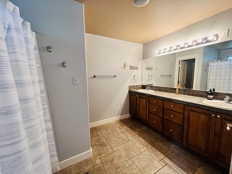 Master bath. Double sink. Enclosed toilet. Bath/Shower combo.