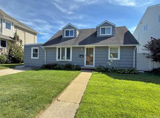 265 W Windsor Parkway, Oceanside, NY 11572