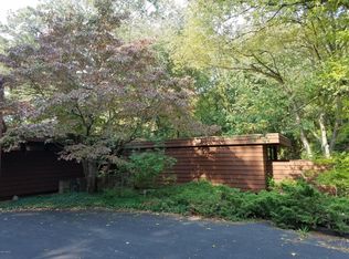 2702 Taliesin Dr, Kalamazoo, MI 49008