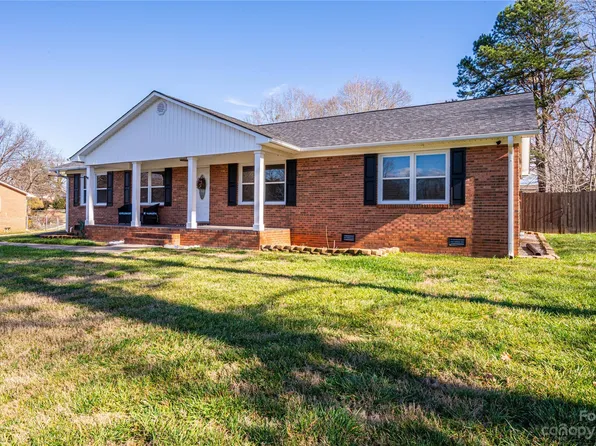 1053 Willow Dr, Lincolnton, NC 28092