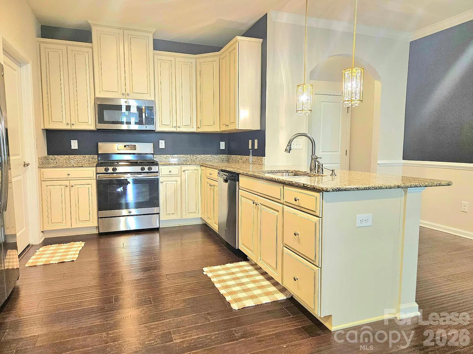 3 bed, 2.5 bath, 2133 sqft, $2,300 — Photo 4