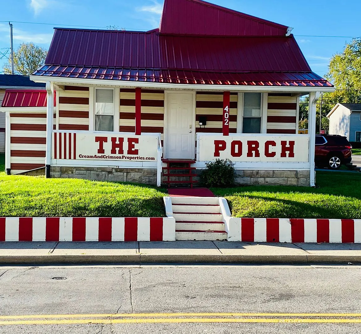 "The Porch" - Abnb, Short Term, Monthly And Long-Term Rental. Famous Iu Tailgate House — Photo 1