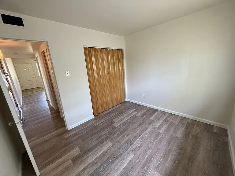 651 Southwell Ln — Photo 7