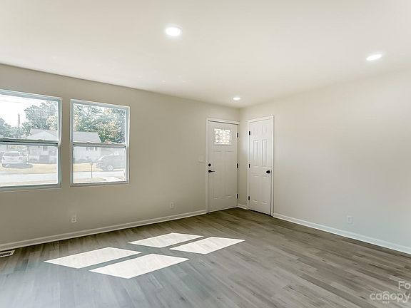 3rd image of 1310 Poston Cir