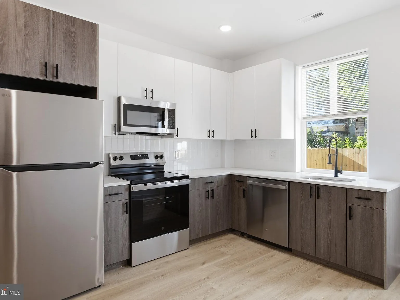 4 bed, $2,500 — Photo 2