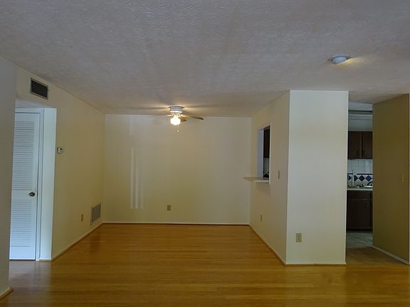 3rd image of 405 Cumberland Ct SE #1