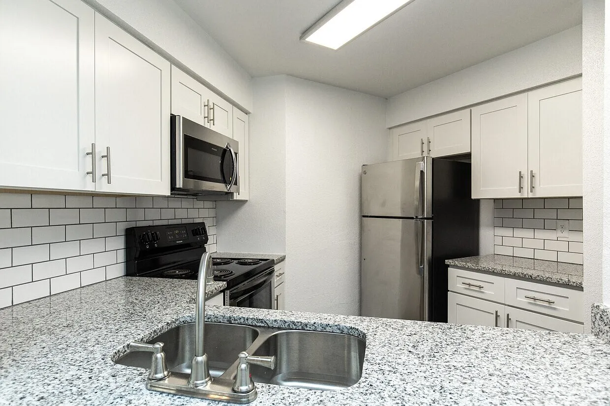 Hidden Palms Apartment Homes — Photo 3