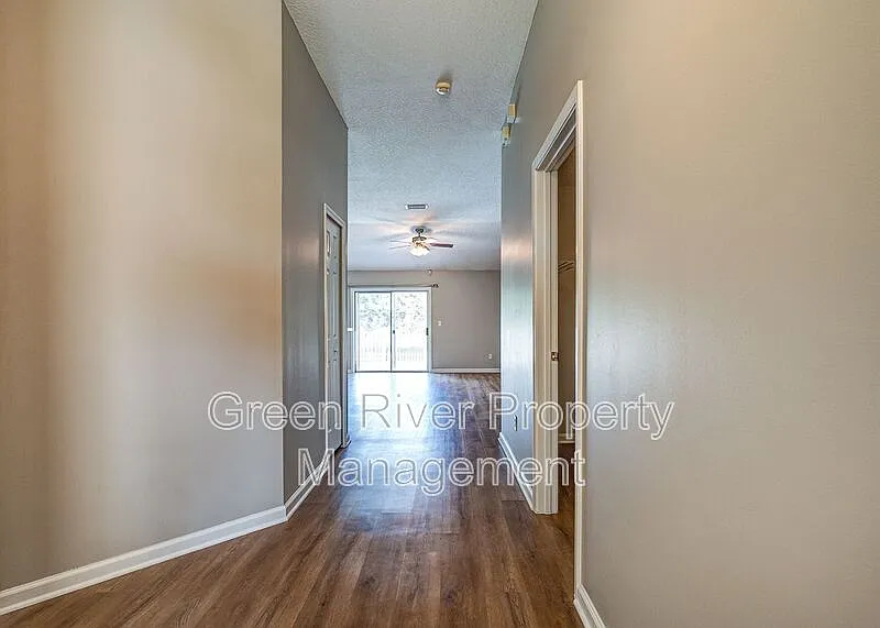 3 bed, 2.0 bath, 1649 sqft, $1,975 — Photo 2