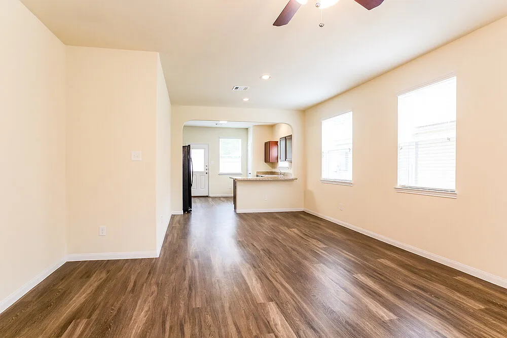 4 bed, 2.5 bath, 2039 sqft, $2,230 — Photo 4