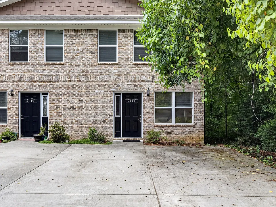 2005 Central St NW