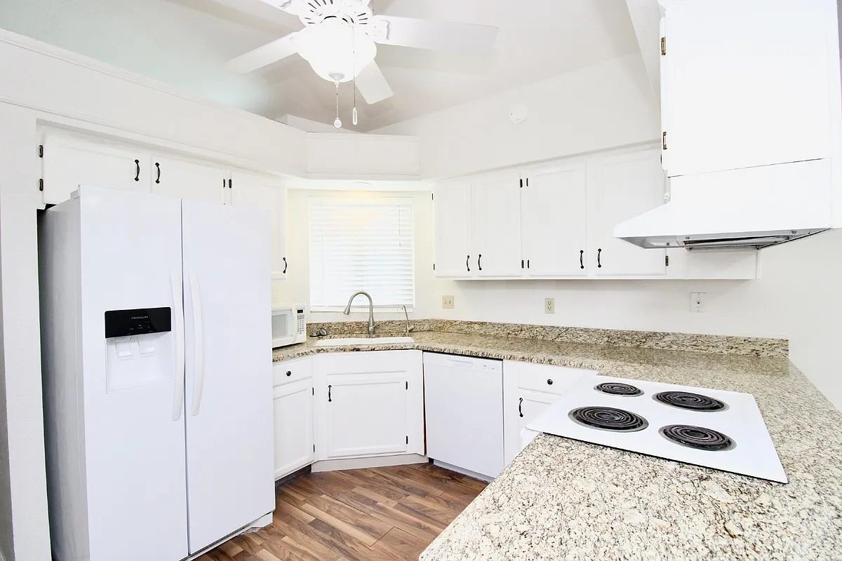 3 bed, 2.0 bath, 1336 sqft, $2,199 — Photo 2