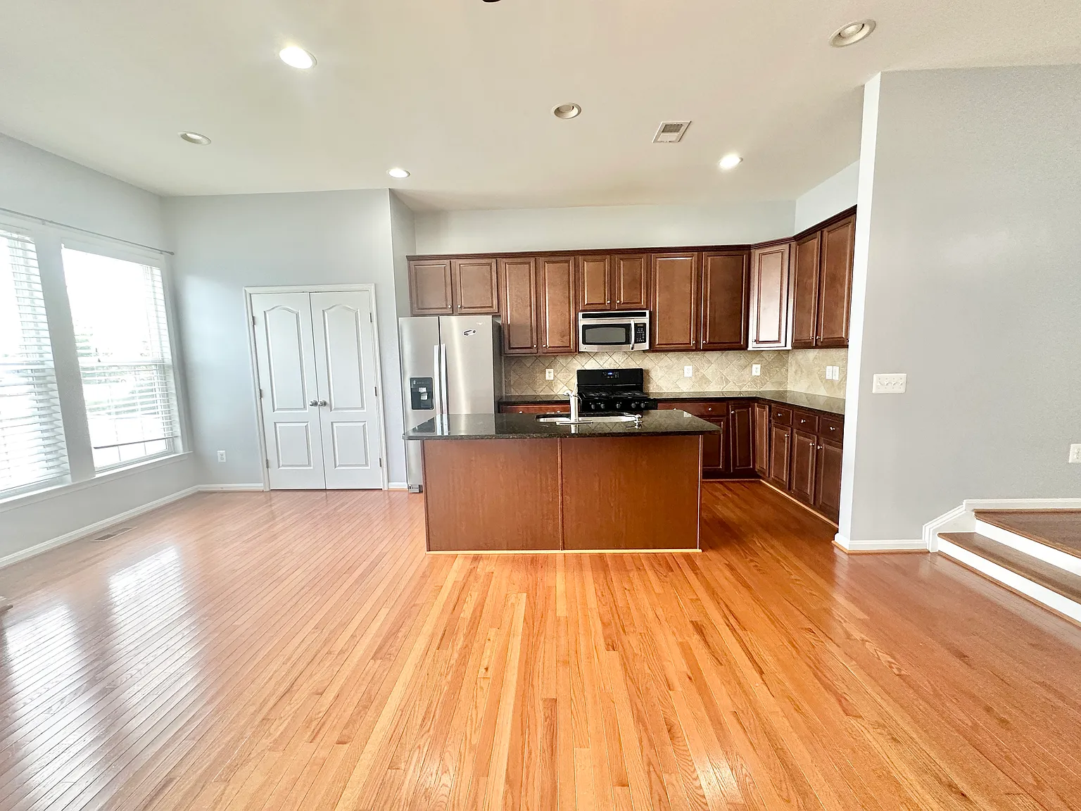 4 bed, 3.5 bath, 2412 sqft, $3,250 — Photo 2
